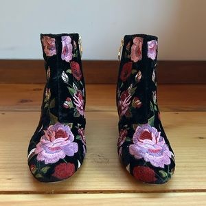 BEAUTIFUL suede, floral, Kate spade booties